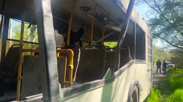 Ruský dronový útok zasáhl autobus v ukrajinském Marhanci