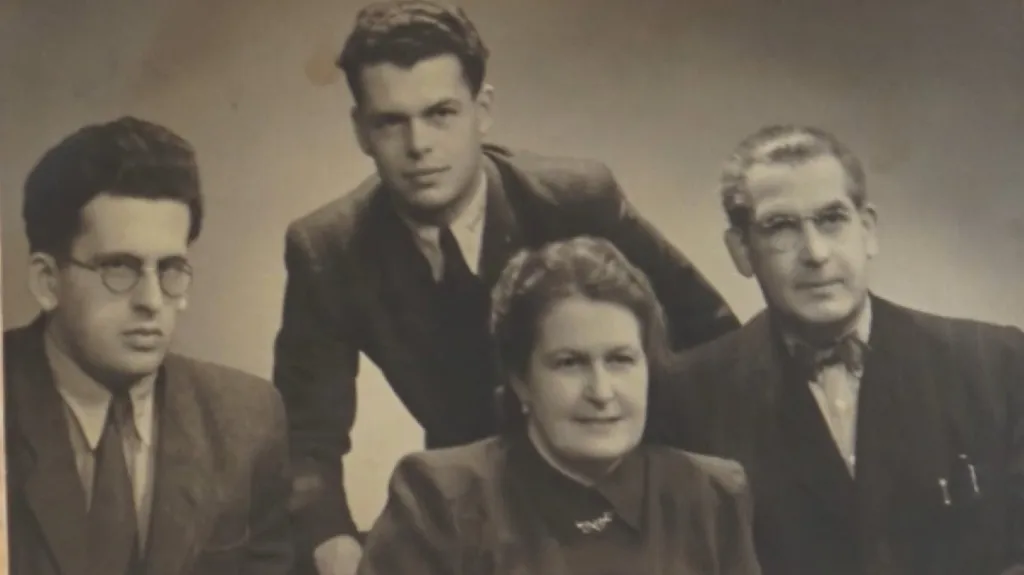 Ivo Levý (uprostřed) s rodiči a bratrem