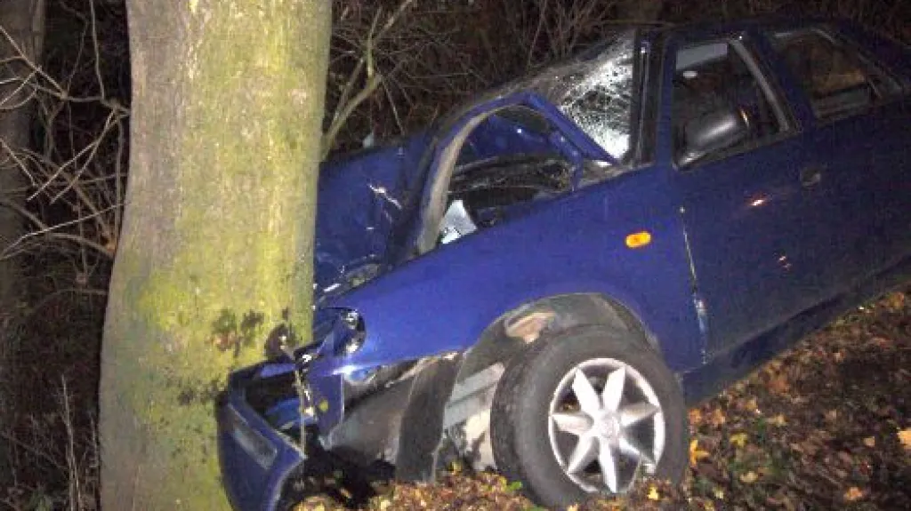 Auto po nárazu do stromu