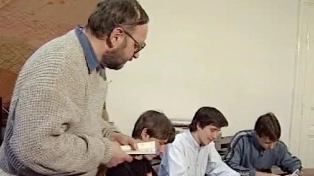 Učitel při diktátu