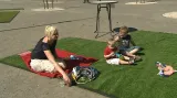 Lidé si udělali piknik na umělé trávě