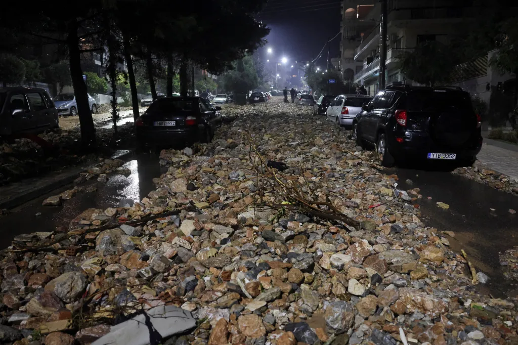 Následky bouře v Athénách