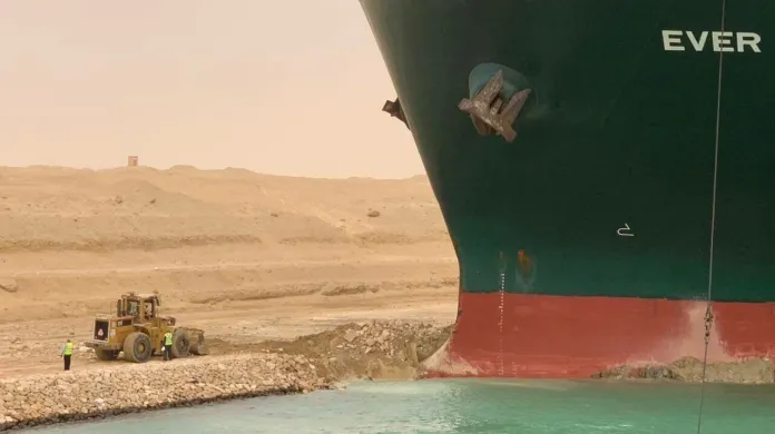Pokus o uvolnění lodě v Suezském průplavu