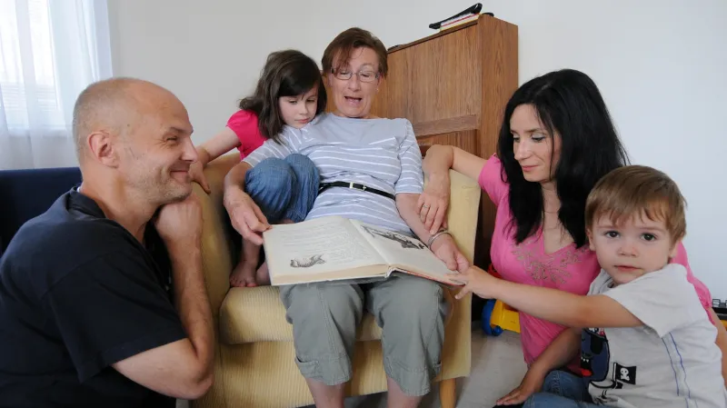 Dohnalovi čtou dětem