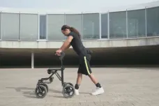 Švýcaři vrátili lidem s přerušenou míchou schopnost chodit. Pomáhá implantát s umělou inteligencí