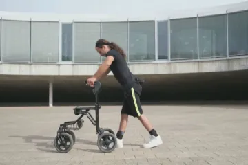 Švýcaři vrátili lidem s přerušenou míchou schopnost chodit. Pomáhá implantát s umělou inteligencí