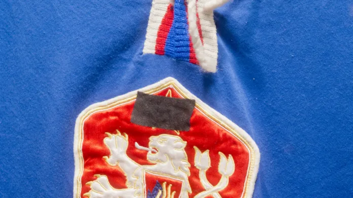 Národní dres Jaroslava Jiříka s přelepenou hvězdou na státním znaku je dnes vystaven v Síni slávy českého hokeje.