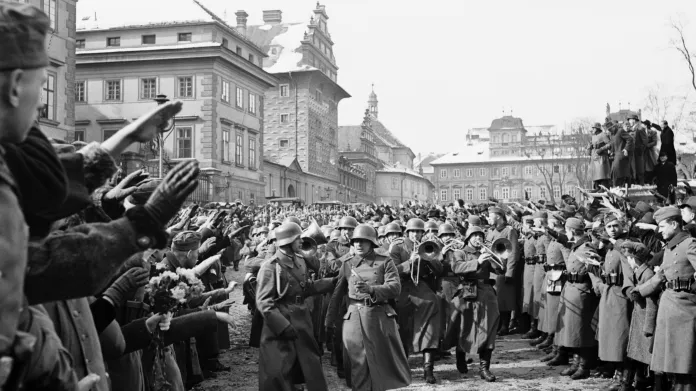 Němečtí okupační vojáci na prostranství před Pražským hradem na snímku z 16. nebo 17. března 1939.