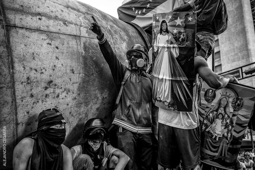 Nominace na vítěznou sérii v kategorii DLOUHODOBÉ PROJEKTY. Alejandro Cegarra – Příběh rozpadající se Venezuely, který fotograf začal zachycovat od smrti prezidenta Cháveze v roce 2013