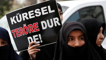 Muslimské ženy v Istanbulu na demonstraci proti teroristickému útoku na mešitu v novozélandském městě Christchurch