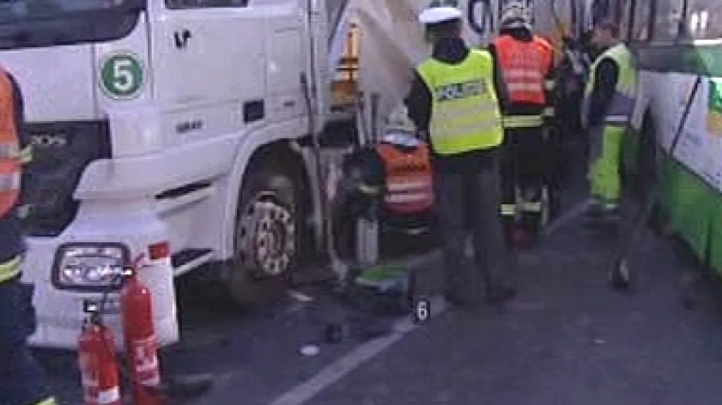 Policiste zasahují na místě srážky