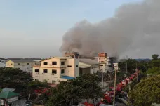Myanmarská armáda přitvrzuje, množí se také útoky na továrny vlastněné Číňany