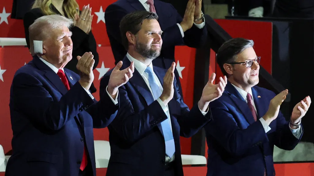 Republikánský kandidát na viceprezidenta Spojených států J. D. Vance (uprostřed)