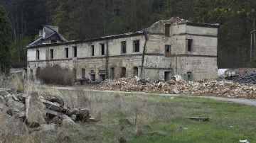 Zchátralá továrna v Brněnci