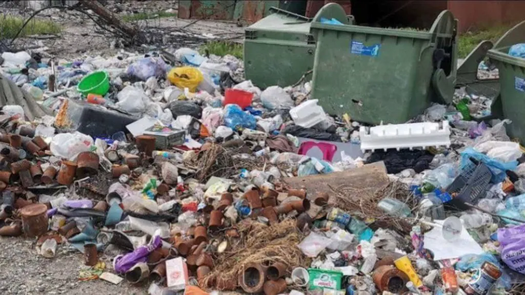 Mariupol je zavalený odpadky