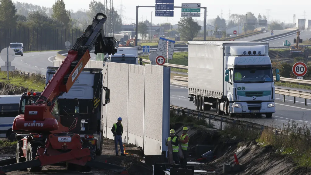 Stavba zdi v Calais