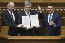 Ukrajina o krok blíž Západu. Porošenko podepsal dodatek ústavy o členství země v EU a NATO