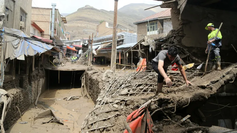 Následky záplav v oblasti Emamzadeh Davoud u Teheránu