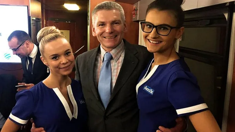 „Cestování s Českými drahami vůbec není špatné, zvláště, když jedete v prezidentském vagoně,“ uvedl Jiří Hynek na svém facebookovém profilu pod fotkou z debaty kandidátů, kterou v jedoucím vlaku pořádala redakce Deníku.