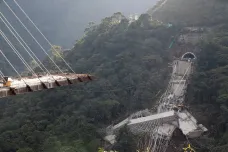Část rozestavěného dálničního mostu se v Kolumbii zřítila do rokle, zemřelo devět lidí