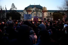 Slováci vyšli kvůli vraždě novináře do ulic, Fico obviňuje opozici, policie ohlásila, že našla zbraně