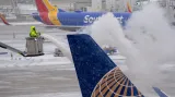 Odstraňování ledu z letadla na letišti v Milwaukee