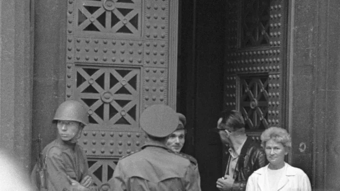 Vchod do budovy parlamentu na Gorkého náměstí, srpen 1968