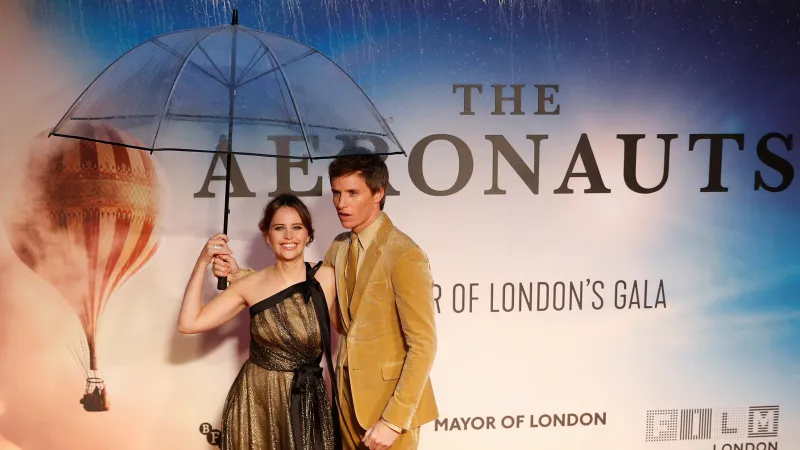 Felicity Jonesová a Eddie Redmayne