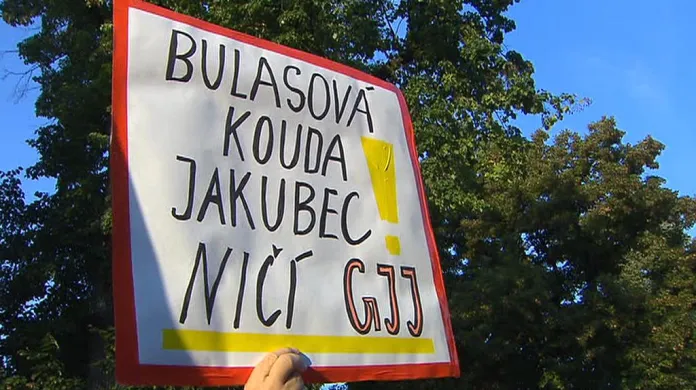 Před litoměřickým gymnáziem proběhla demonstrace proti ředitelce Evě Bulasové