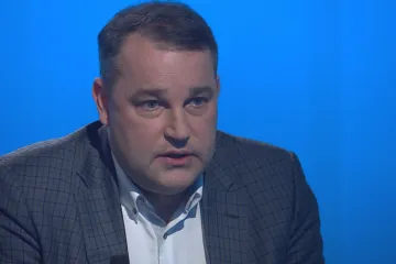 Snížit schodek bude těžké, je třeba sáhnout na státní zaměstnance, míní ekonom Hampl