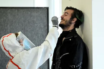 Na Slovensku má koronavirus asi procento testovaných, odhalil první den celostátní akce