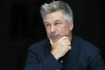 Nestiskl jsem spoušť, tvrdí Baldwin. Neví prý ani, jak se do zbraně dostal ostrý náboj