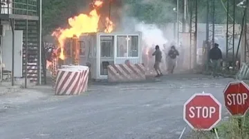 Hořící stanoviště kosovských celníků