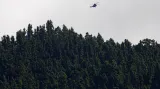 Helikoptéra přelétající nad místy otřesu