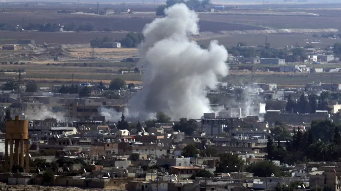 Ze syrského Rás al-Ajnu stoupá kouř po ostřelování tureckým dělostřelectvem