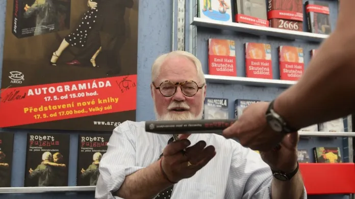 Robert Fulghum při autogramiádě na veletrhu Svět knihy 2013