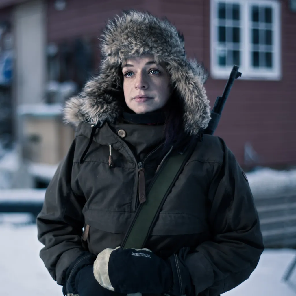 Zvláštní ocenění v kategorii Oslava humanismu za portréty lidí, kteří se vzdali života v civilizaci, aby odešli žít a lovit na území norského souostroví v arktickém oceánu.