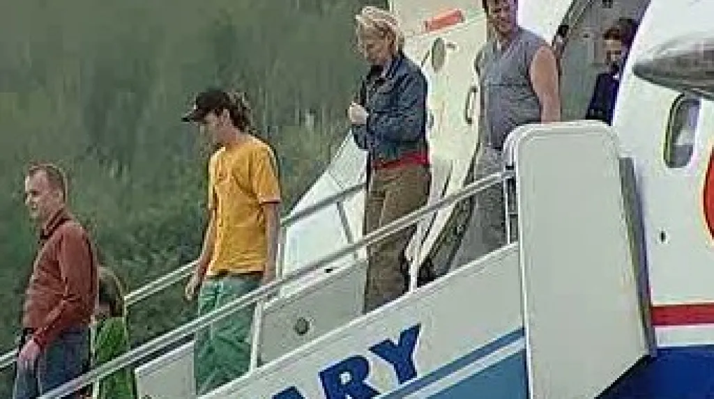 Cestující vystupují z letadla