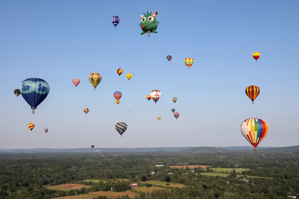 Festival balónového létání v New Jersey. Na nebi se tento rok objevilo 58 balónu různých tvarů i velikostí
