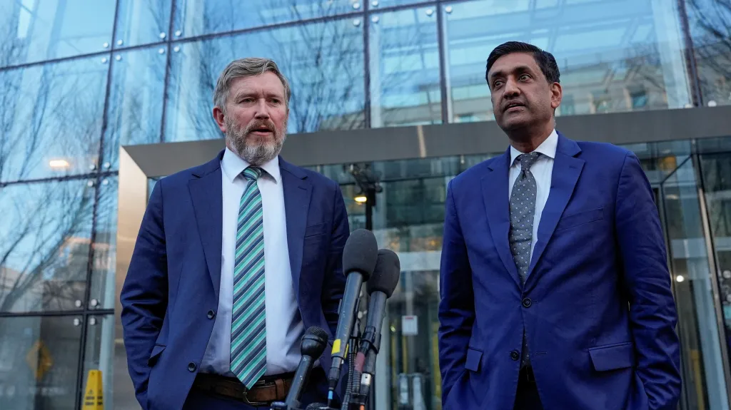 Zleva republikánský kongresman Thomas Massie a demokratický kongresman Ro Khanna