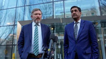 Zleva republikánský kongresman Thomas Massie a demokratický kongresman Ro Khanna