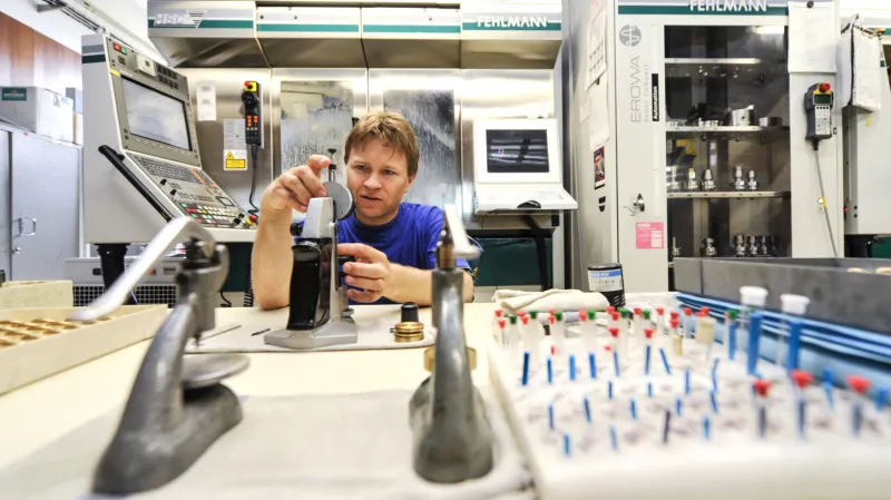 Czechoslovak Group letos koupila i firmu Elton hodinářská (snímek z provozu)