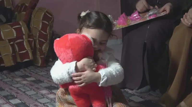 Salwa se svým medvídkem po příjezdu do Turecka