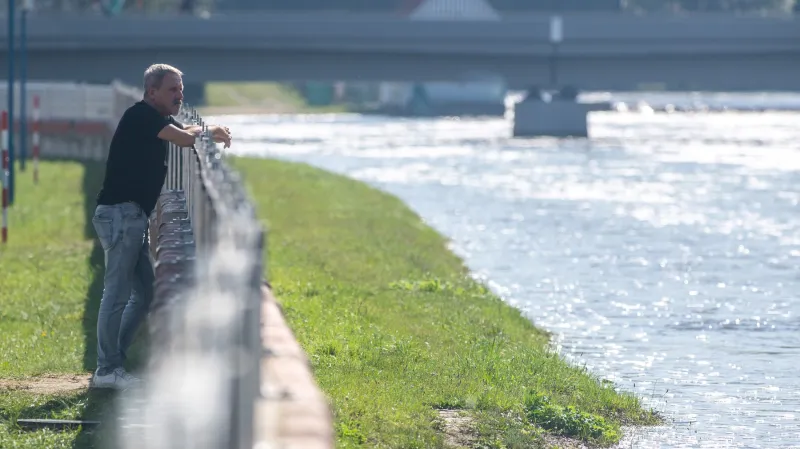 Alešovo nábřeží u řeky Nežárky ve Veselí nad Lužnicí (18. 9. 2024)