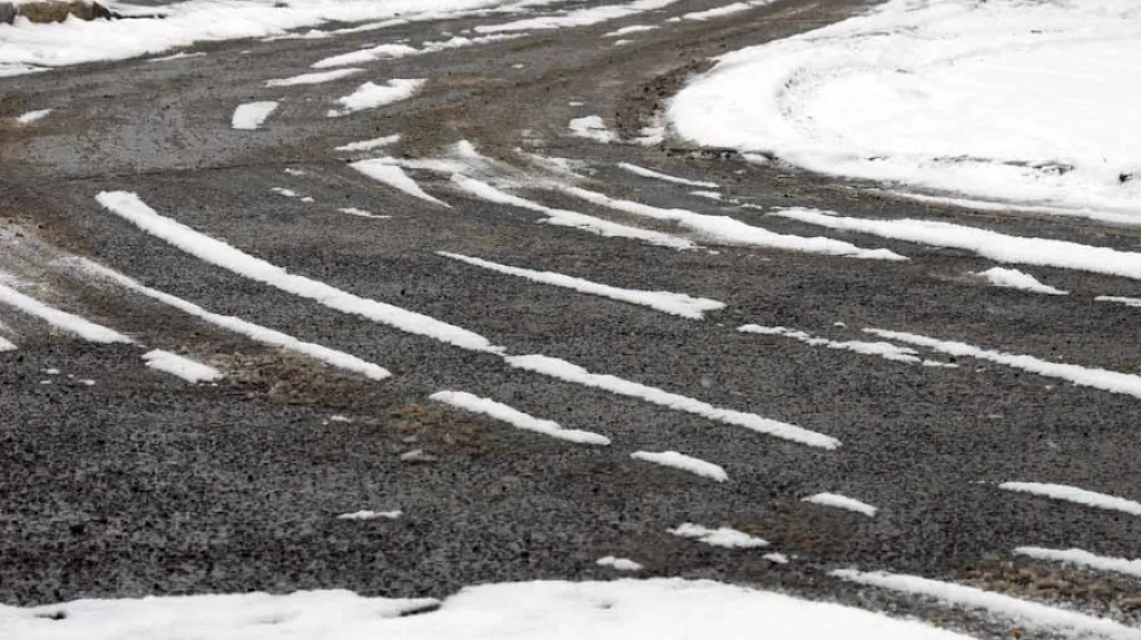 Zasněžená silnice