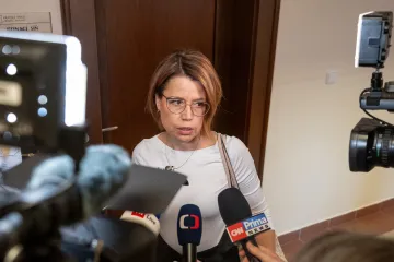 U mladistvého obžalovaného z vraždy prodavaček chce žalobkyně deset let vězení