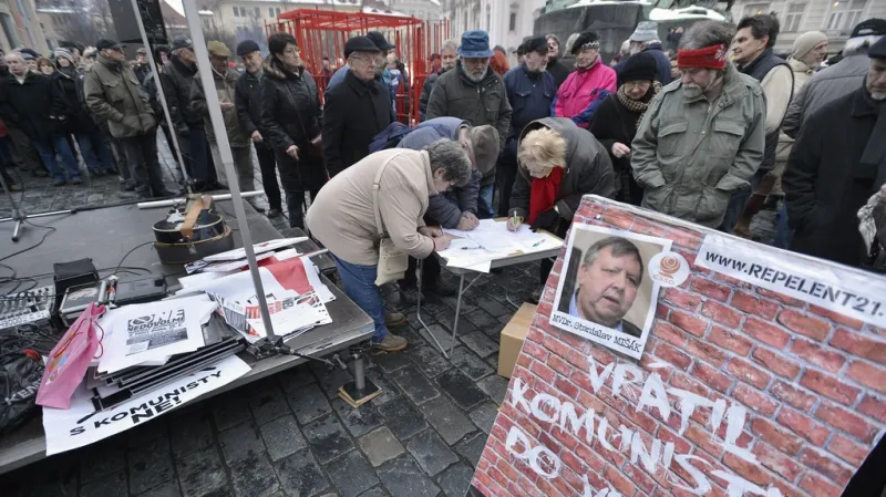 Demonstrace proti KSČM na Staroměstském náměstí