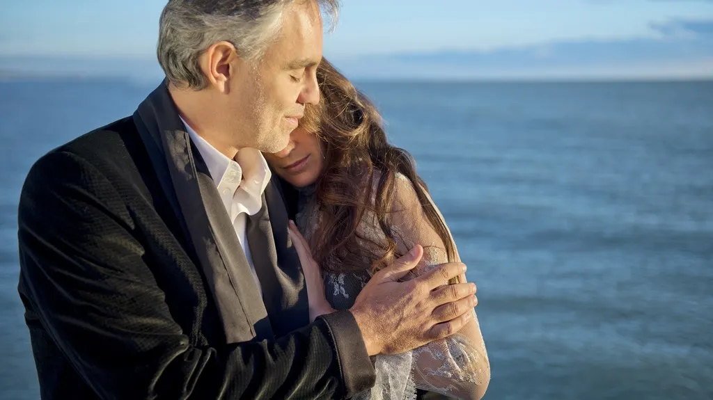 Andrea Bocelli se svou snoubenkou Veronicou Bertiovou