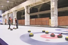 Oprýskané tovární zdi se odráží ve vyleštěném ledu. Ve Zbrojovce vznikly curlingové dráhy