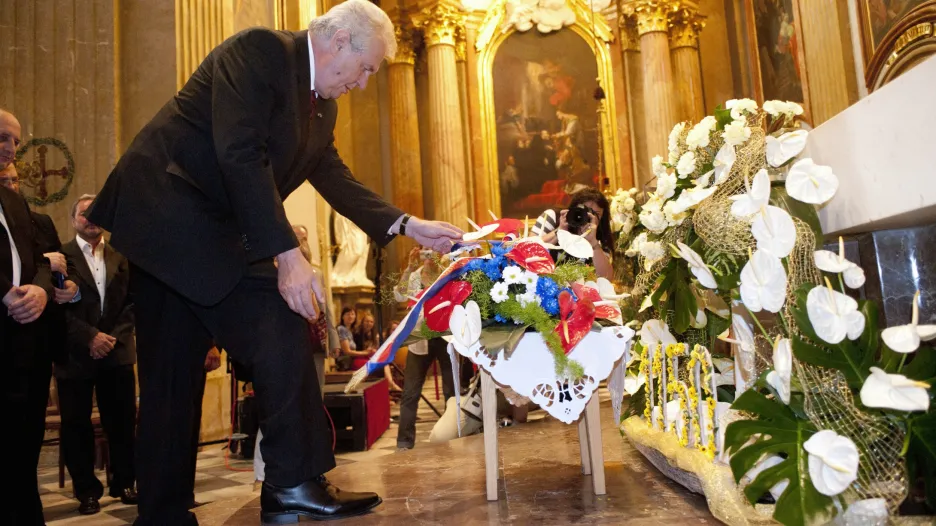 Prezident klade květiny ve velehradské bazilice